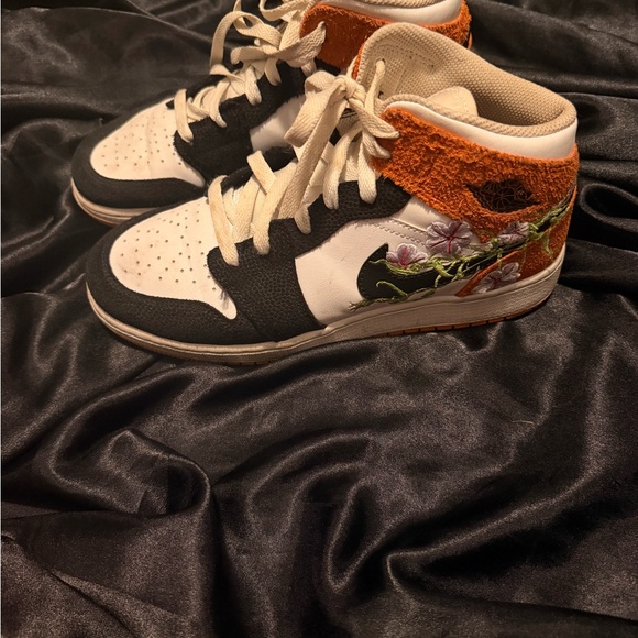 Nike/ Jordan Floral Embroidered High-Top Sneakers - Picture 2 of 3
